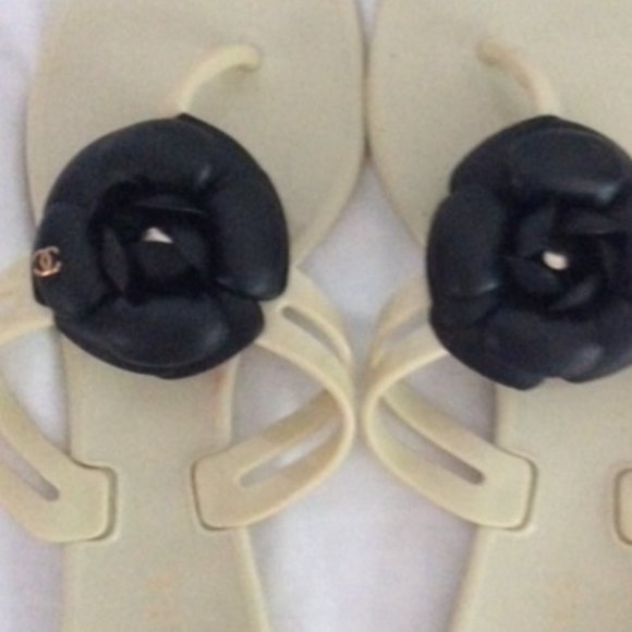 🌟🌸HOST PICK 🌟🌸 CHANEL Camellia Jelly Sandals 40 Ivory Black - Picture 5 of 7